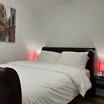 Luxe Townhouse, Niagara Falls